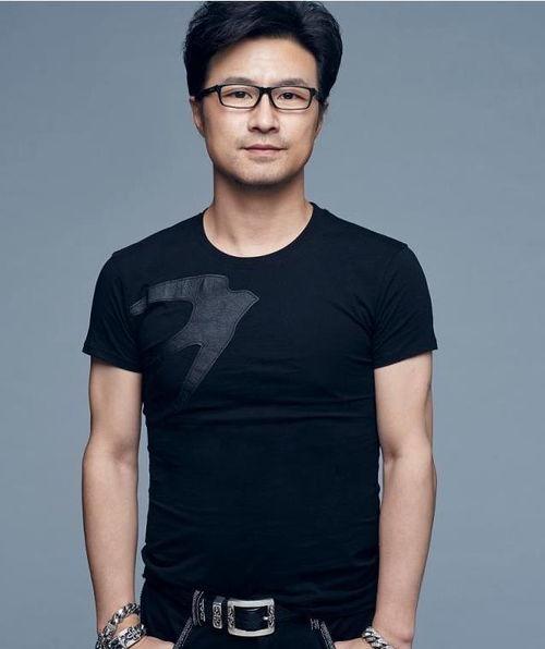 吃瓜汪峰演唱会视频,激情四溢，吃瓜观众见证音乐盛宴