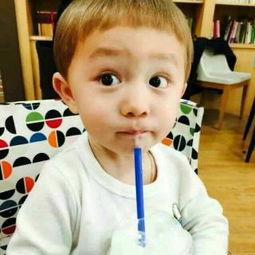 一小男孩吃角瓜视频,趣味横生萌态十足