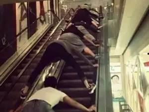 电梯吃瓜是假视频,一场精心策划的假视频闹剧