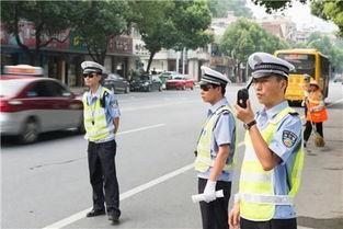 交警吃瓜群众被撞视频,紧急救援瞬间曝光