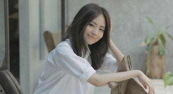 美女在水边吃瓜视频,夏日风情尽收眼底