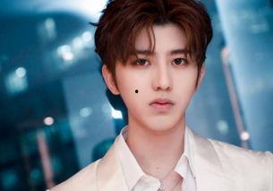 蔡徐坤看到队友吃瓜视频,现场反应引热议