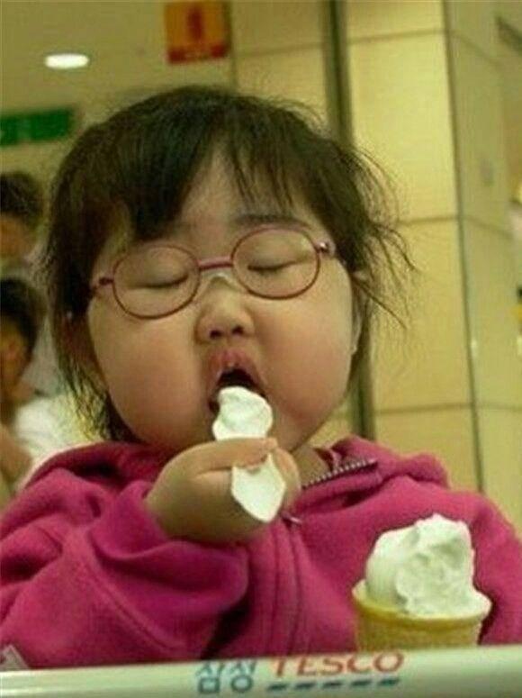 街头蒙眼吃瓜图片搞笑视频,街头搞笑视频笑翻众人