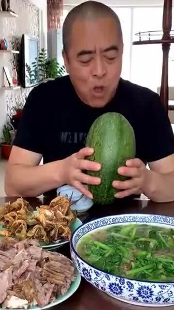 东北胖哥吃哈密瓜视频,甜蜜滋味引发网友热议