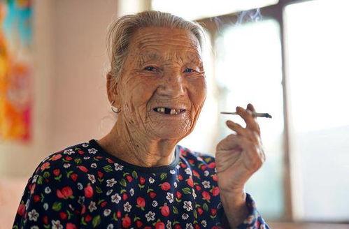 老奶奶吃瓜素材高清视频,老奶奶的甜蜜吃瓜时光