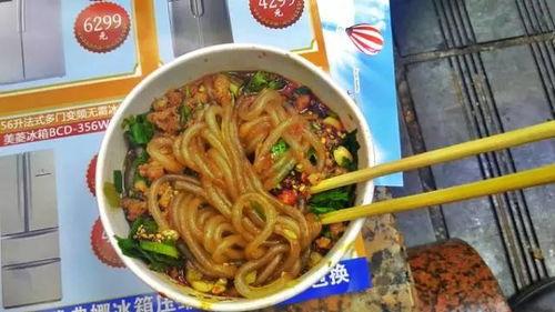 吃小瓜配酸辣粉视频