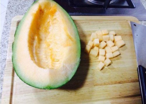 老外吃哈密瓜视频,体验新疆甜蜜滋味