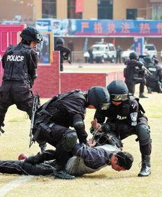 警察抓坏人吃瓜视频,吃瓜群众现场围观